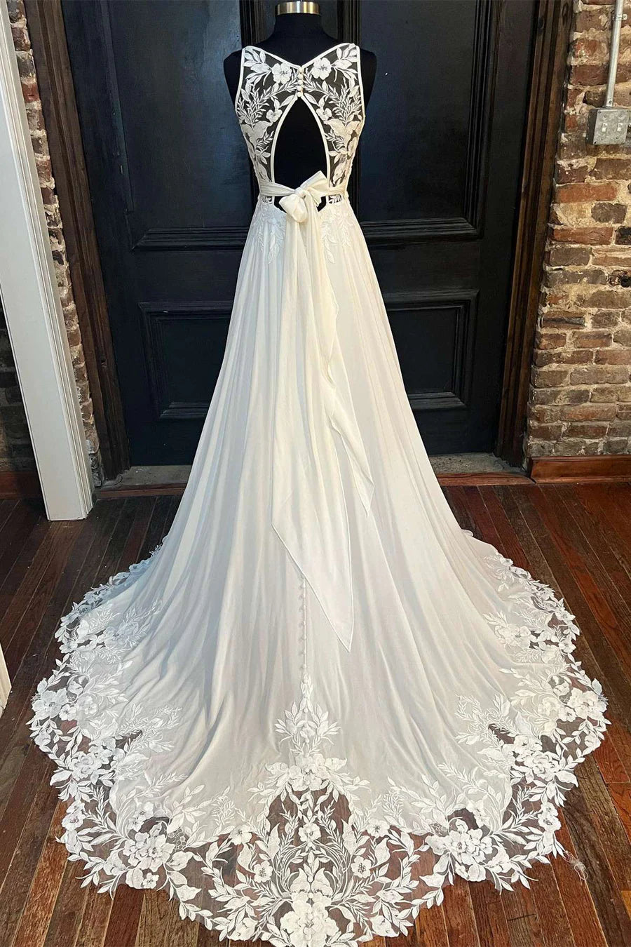 Vestido de novia largo con escote vuelto, espalda abierta y ribete de encaje